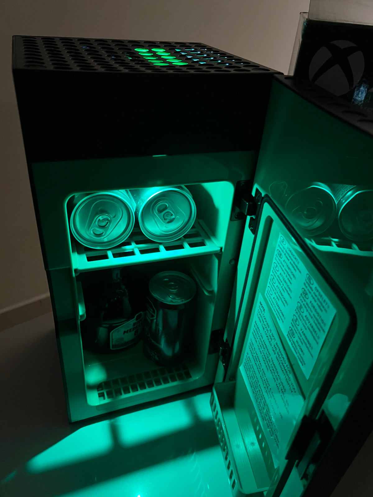 Mini Heladera Xbox – 8 Latas + Estante para Snacks